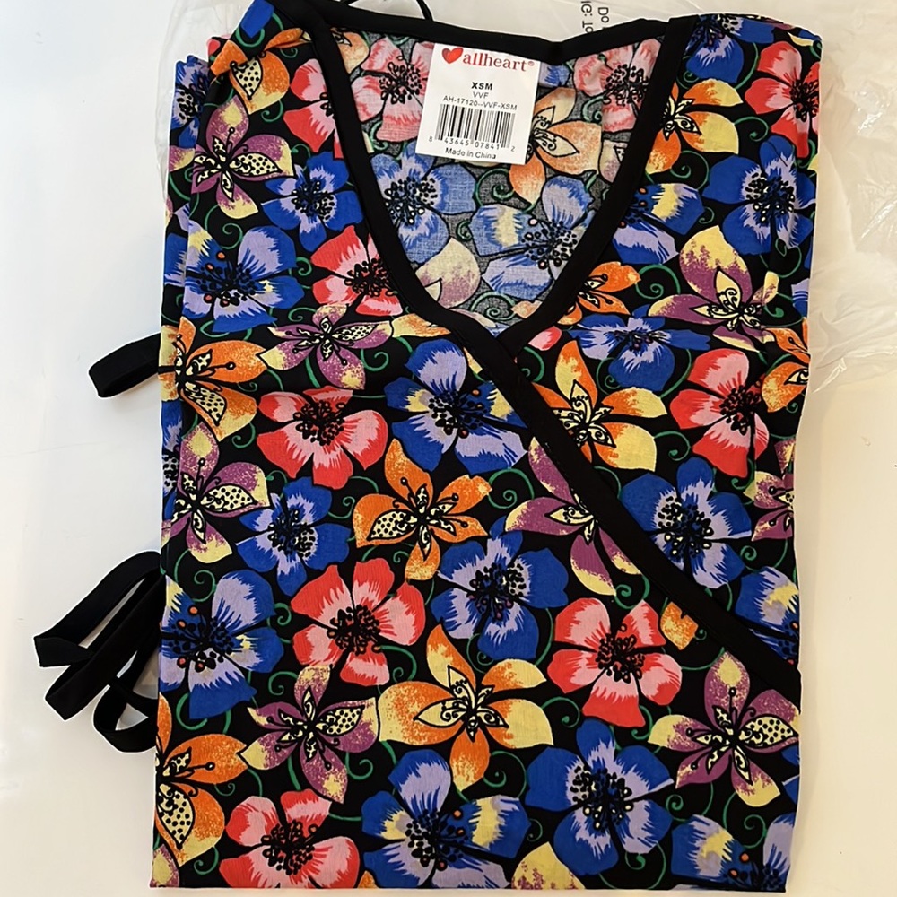 Scrub top bundle. - Picture 5 of 5